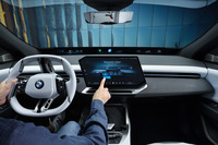 新たなユーザーインターフェイス「パノラミックiDrive」が採用された「BMW iX3」だが、こちらもワグナーいわく「パノラミックビューディスプレイは遠すぎて見づらい」「別途タッチスクリーンを装備する必要がある。直感的に使いづらい」とのことだった。