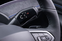 シフトセレクターは、ステアリングコラムの右側レバーに配置される。スイッチを上に回すと「D」および「S」レンジが、下に回すと「R」レンジが選択できる。レバー先端のプッシュスイッチを押すことで「P」レンジに入る。