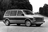 「ダッジ・キャラバン」の姉妹車である「プリムス・ボイジャー」（1984年）。