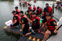 カナダGPは初開催から50周年の節目を迎えた。1978年以来同GPのホームは、モントリオールはセントローレンス川の中州に浮かぶ人工島にあるジル・ビルヌーブ・サーキット。今年、久方ぶりにF1チーム関係者による「お手製イカダレース」が開催され、大いに盛り上がった。レッドブルは代表のクリスチャン・ホーナー（写真中央）も出場。しかし白熱のバトルを制したのはマクラーレンで、久々に表彰台の頂点にのぼった。いつの日か本物のレースでも……と願うファンも少なくなかったはずである。（Photo=Red Bull Racing）