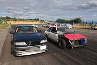 クマの“ミサイル”（右）と仲間の「チェイサー」（左）。