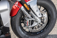 ブレーキディスクは前がφ320mmのダブルディスク、後ろがφ300mmのシングルディスク。前後ともにブレンボ製の4ピストンモノブロックキャリパーが組み合わされる。