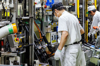 岐阜北工場の自動車用ショックアブソーバーの製造ライン。トヨタ用、日産用など自動車メーカー向けの専用ラインが設置されている。生産能力は一日最大12万本、月産ではおよそ220万本を誇る。