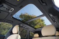 開放的な室内空間を実現するパノラマガラスサンルーフ。20万6000円のオプションとして用意される。