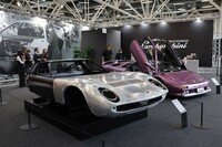 ランボルギーニのクラシックカーや遺産の保存を担う部門であるポーロ・ストリコは、車体修復中の「ミウラS」（写真左手前）、そして「ディアブロ」（同右奥）を展示した。