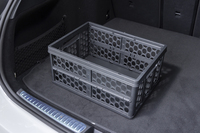 上の写真では折りたたまれていた組み立て式のカゴを展開してみる。泥が付着したサッカーボールを入れたり、たたんだまま持ち出して買い物の成果物を入れたりと、幅広い用途が想定できる。