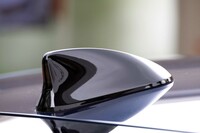 ルーフに備わるマルチGNSSアンテナもベース車との大きな違い……だが、視覚的には既存のアンテナとの違いはない。車体色がレッドかブルーの場合は、色がブラックに塗り分けられる。