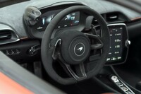 スエード調の表皮やカーボン素材が多用されたコックピット周辺部には、シックなムードがただよう。