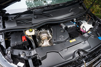 OM654型2リッターディーゼルターボエンジンは最高出力163PS、最大トルク380N・mを発生。フロントに縦置きで積まれる。