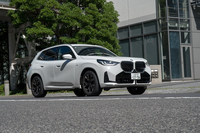 ディーゼルモデルの「20d xDriveオリジナル」にも少しだけ乗れた。こちらは「Mスポーツパッケージ」を装着しており、「20 xDriveオリジナル」とフロントマスクなどを見比べていただきたい。