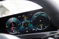 フル液晶タイプのメーターパネル。表示エリアは大きく3つに分かれており、それぞれに好みの情報を映し出せる。