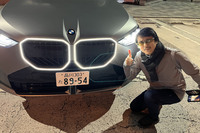 「X2」のキドニーグリルは中央部分が光らないので、大きな一つのグリルみたいに見えたが、最新の「X3」はしっかり光の輪が2個見える。これなら夜間もオラオラできる。