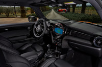 「3ドア」モデルの「クーパーS」のインストゥルメントパネルまわり。今回マイナーチェンジが施されたのは、MINIの「3ドア」と「5ドア」、今回試乗した「コンバーチブル」の3モデルである。