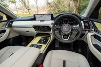 試乗車は上級グレードの「プレミアムモダン」。和の趣を取り入れたというインテリアには、本杢（メープル）のパネルやクロームメッキのベゼル、ホワイトクロスのダッシュボード表皮などが用いられている。