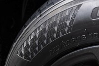 広く刻まれた幾何学模様がサイドウォールを印象づけている。見た目のプレミアム感の演出にも抜かりはない。