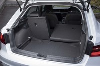 荷室の容量は335～1090リッター。デッキボードの高さを変えることでリアシートの背もたれを倒した際の床面をフラットにできる。