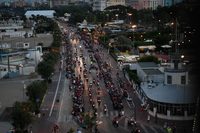 ミザノサーキットからロモ・リミニまでのパレードランは日が暮れてからも延々と続いた。