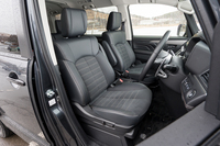 シート表皮ははっ水のスエード調素材と合皮のコンビネーション。カーキ色のステッチがアウトドアテイストを高めている。