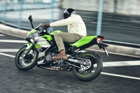 「ニンジャ400」では、小径のクラッチプレートを使ったニューアシスト＆スリッパークラッチを採用。軽い力でのクラッチ操作が可能となっている。