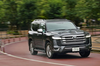 足まわりの仕様は、「ZX」が電子制御サスペンション「AVS」に20インチタイヤの組み合わせ、「GRスポーツ」がAVSと電子制御スタビライザーに18インチタイヤの組み合わせ、その他のグレードが可変機構なしのサスペンションに18インチタイヤの組み合わせとなる。