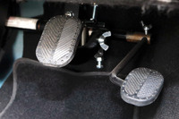 助手席側のインストラクター用補助ペダル。EVになっても、リンケージはメカニカルである。