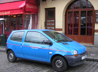 フランス電力＆ガス公社のサービスカーとして働く「ルノー・トゥインゴ」。パリ・モンマルトルで2005年撮影。