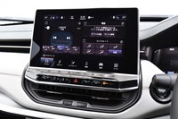 センターのタッチスクリーンは10.1インチの大画面。「スポーツ」グレードはやや小さめの8.4インチとなる。