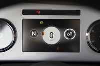 運転席正面の液晶ディスプレイには、各種インジケーターとともに、車速やエンジン回転数、シフトポジションなどを表示。コラムレバーのスイッチを押すと、外気温や灯火類の状態、オイルレベルなども確認できる。