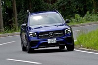 サスペンション形式は、フロントがマクファーソンストラット式でリアがマルチリンク（4リンク）式。正確で安心感のあるハンドリングはメルセデスならでは。