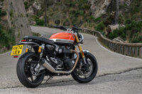 より走りに振ったキャラクターが付与された新モデルの「1200RS」。アグレッシブで前のめりな走りが楽しめた従来モデルには、むしろこちらのほうが近いかもしれない。