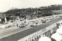 第2回日本グランプリのGT-IIクラスにて、グリッドに並べられる「スカイラインGT」。