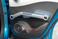 ドアパネルの下部にはギターの弦のようにケーブルが貼られる。指で弾くとそれらしい音を奏でるのが面白い。