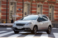 「2008 CROSSCITY」は、低回転域から大きなトルクを発生する1.2リッター直噴ターボエンジンの採用により、街中でも痛痒（つうよう）感なく走ることができる。