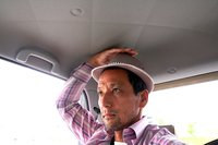 3代目「アルトラパン」の試乗会にて、後席の居住性をチェックする不躾オザワ。
    