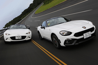 「アバルト124スパイダー」（写真右）と「マツダ・ロードスター」。同じボディーカラー、同じプラットフォームながら見た目はまったく異なる。味付けについては、どうだろうか？（photo：北畠主税）