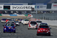 予選の順位は45台中45位。最後尾からスタート。
    