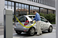 充電ポストから充電中の「Aクラス E-CELL」。充電ケーブルは「スマートED」と共通。230V電源から約8時間の充電で100km分の電力が蓄えられる。アダプターを使えば日本の100Vと200Vも使える。