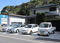 一家全員がクルマに頼らなくてはならなくなると、こういう風景も珍しくなくなる。家族の用途に合わせて、見事にクルマのヒエラルキーが構築された。