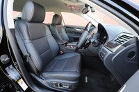 前席の様子。現行モデルに比べてヘッドクリアランスが30mm広くなるなど、居住性の向上が図られている。