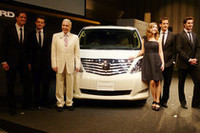 「このステージで一番お気に入りの男性は誰ですか？」と聞かれたヘイリー・ウェステンラさんは、まわりを見わたしながら「もちろん、アルファードでしょ！」とうまくかわし、会場からは笑いと拍手が巻き起こった。