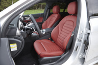 本革仕立てのスポーツシート。表皮の色は、クランベリーレッド（写真）のほか、ブラックが選べる。前席には、電動ランバーサポートやシートヒーターが備わる。