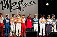 
	【写真上】トヨタでの初仕事となったオリヴィエ・パニスは、2002年型F1マシン「TF102」で富士スピードウェイを10周走行。タイヤスモークをあげながらスピンターンする“ドーナッツ走行”でサービス
	【写真下】高木虎之介やJGTCドライバーによるトークショーやチャリティーオークションなども行われた
	 