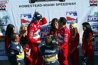 表彰台にあがるホーニッシュJr.（左）とカストロネベス（右）。