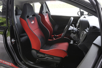 「レクサスIS」の“Fスポーツ”と同じ表皮一体発泡成形で製作された「GRMN」専用のスポーツシート。
    