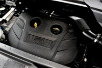 エンジンは2リッター直4ターボ（240ps、34.7kgm）のみ、トランスミッションはZFの9段AT（9HP48型）のみと、「イヴォーク」と同じ構成。欧州では2.2リッター直4ディーゼル2種（190ps版と150ps版）も用意される。
    