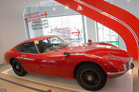 その脇には1968年型「トヨタ2000GT」も。