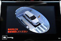 自車を俯瞰（ふかん）するように表示されるパノラミックビューモニターの映像。画面内に側方から現れる人やクルマを検知すると、黄色の枠で表示する「左右確認サポート」も装備される。
