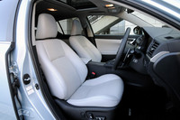 ドライバーズカーらしさを意識したという運転席。標準で本革シートが与えられるのは、上級グレード「バージョンL」のみ。