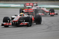 2戦連続となるフロントロー独占となったマクラーレン。前回予選2位のジェンソン・バトンに勝利をさらわれたポールシッターのハミルトン（写真前）は、スタートでトップを守り序盤を走行したが、中断後にアロンソ、ペレスにかわされるとトップ2台に追いつけず、2戦連続3位フィニッシュ。バトン（写真後ろ）は、温まらないタイヤに苦戦している間にHRTと接触、フロントウイングを壊したことで後退し14位完走無得点に終わった。（Photo=McLaren）