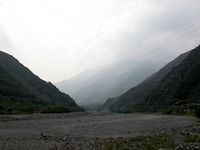 上流であるにもかかわらず、河原は異様なほど広い。流れる水を見つけるのが難しいくらいだ。